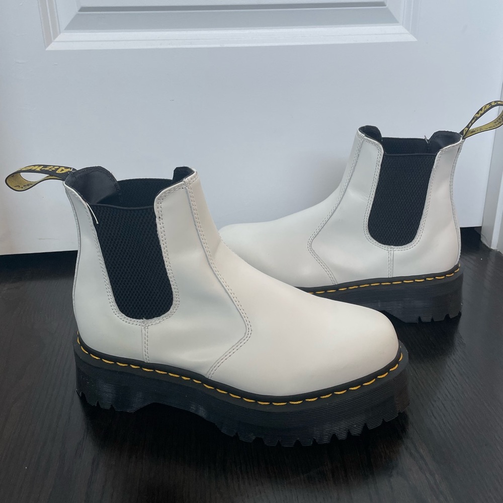 DR. MARTEN 2976 SMOOTH LEATHER PLATFORM CHELSEA BOOTS - White